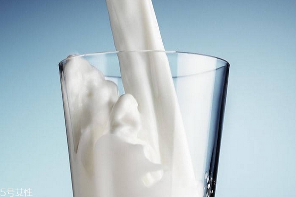 牛奶的营养价值及功效和作用,牛奶的营养成分含量表 牛奶的营养价值及功效和作用,牛奶的营养成分含量表