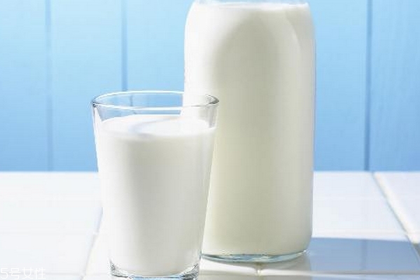 睡前喝牛奶的副作用,睡前喝牛奶有什么副作用吗?
