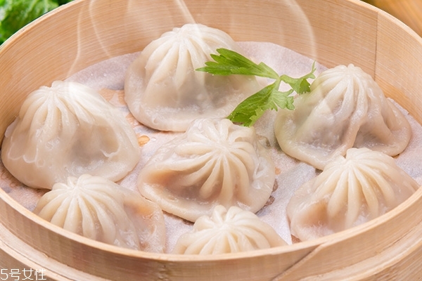 灌汤包跟小笼包区别,灌汤小笼包是哪里的特色