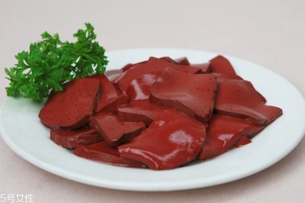 猪血为什么不能和黄豆一起吃,猪肝为什么不能和黄豆一起吃