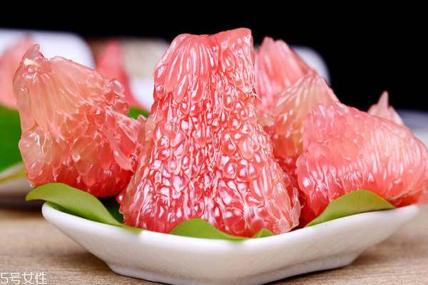 剥了的柚子怎么保持水分,切开的柚子怎么保存不流失水分 剥了的柚子怎么保持水分,切开的柚子怎么保存不流失水分