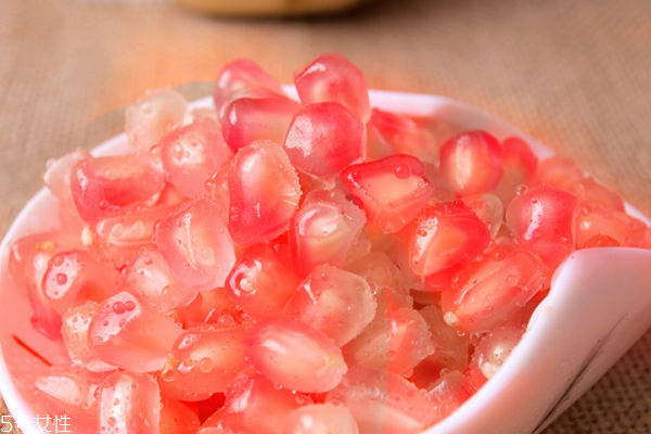 石榴里面白色的能吃吗,番石榴里面是白色的可以吃吗 石榴里面白色的能吃吗,番石榴里面是白色的可以吃吗