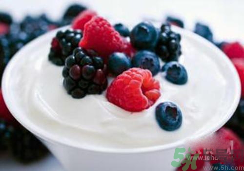 喝酸奶和喝纯牛奶最大的区别(喝酸奶有喝纯牛奶有什么区别)