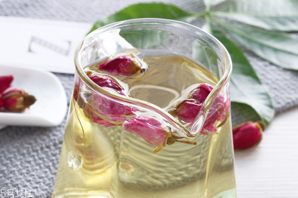 大朵玫瑰花茶的功效和作用,玫瑰花泡水喝的功效和作用 大朵玫瑰花茶的功效和作用,玫瑰花泡水喝的功效和作用