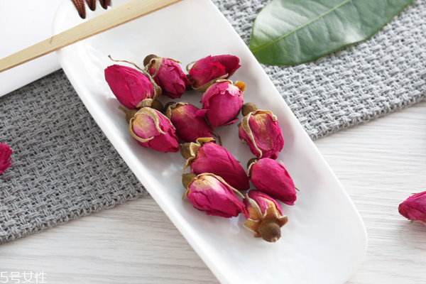 玫瑰花茶的制作方法,玫瑰花茶的制作过程 玫瑰花茶的制作方法,玫瑰花茶的制作过程