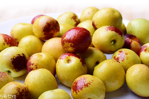 吃冬枣有什么好处和坏处,吃红枣的好处和坏处