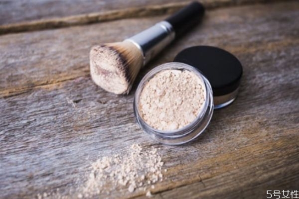 粉底液涂完立马定妆吗,涂完粉底液必须定妆吗