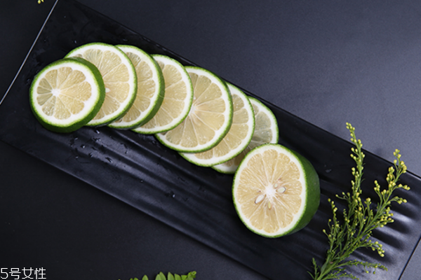 柠檬的美容作用和功效,柠檬美容的功效和作用有哪些
