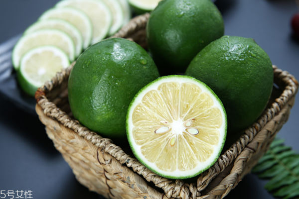 柠檬水为什么不能白天喝?,柠檬水白天可以喝不 柠檬水为什么不能白天喝?,柠檬水白天可以喝不