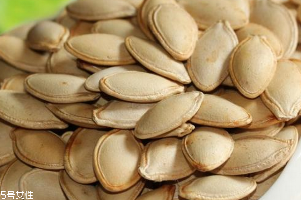 吃南瓜子的好处和坏处有哪些,吃南瓜子的好处和功效和作用 吃南瓜子的好处和坏处有哪些,吃南瓜子的好处和功效和作用