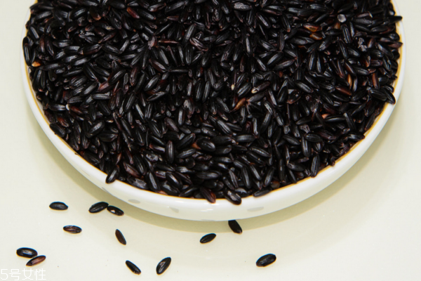 染色黑米的鉴别方法,黑米怎么看是不是染色米 染色黑米的鉴别方法,黑米怎么看是不是染色米
