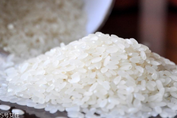 吃了过期大米的症状,大米过期是什么样子 吃了过期大米的症状,大米过期是什么样子