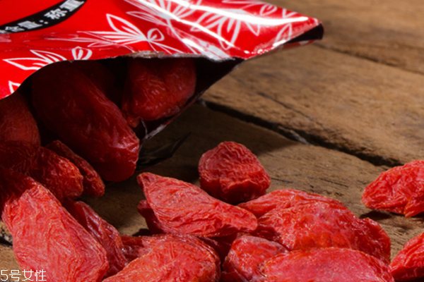 枸杞能生吃吗?每天可以吃几颗?,枸杞能生吃吗?