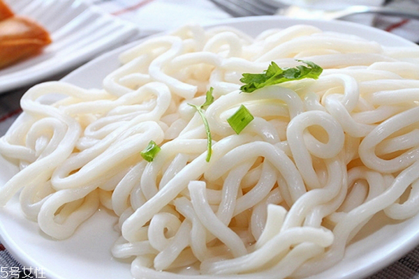 乌冬面营养成分表,乌冬面的营养价值和功效