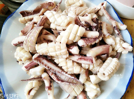 怎么快速去鱿鱼皮,怎样快速剥鱿鱼皮 怎么快速去鱿鱼皮,怎样快速剥鱿鱼皮