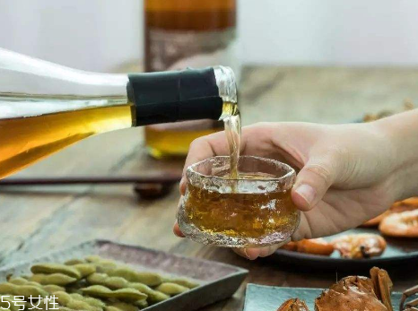 黄酒加冰块可以喝吗,黄酒可以冰镇着喝吗