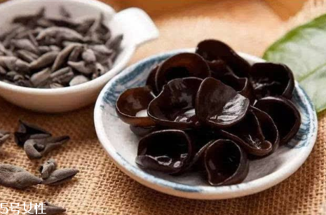 木耳不能和什么一起吃 食物相克表,木耳不能和什么一起吃香哈