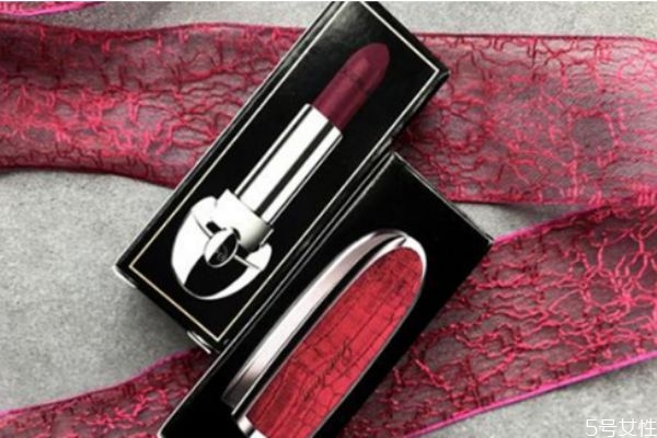 洁面泡沫和普通洗面奶的区别有什么(洗面奶和洗面泡沫的区别)