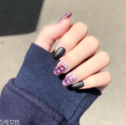 什么颜色指甲油显手白(什么颜色的指甲油显手白)