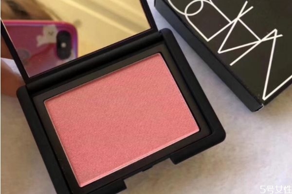 眼部精华的使用方法(眼部精华和眼霜的正确使用方法)