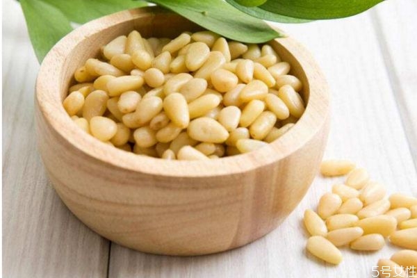 松子仁和什么一起吃比较好呢(松子仁不能和什么一起吃)