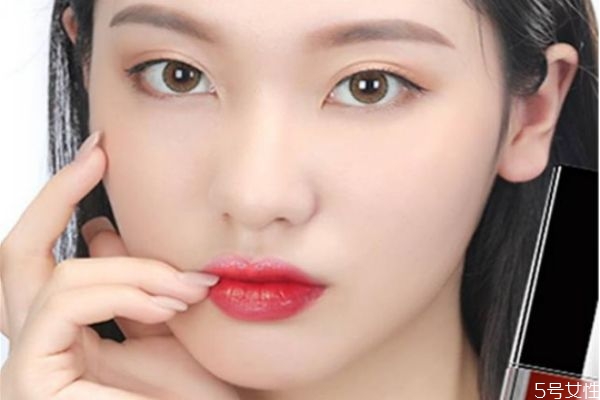 额头皮肤干燥可适当敷些保湿面膜(敷面膜可以改善皮肤干燥吗)