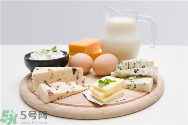 牛奶一天分几次喝好(牛奶一天喝几次最好)