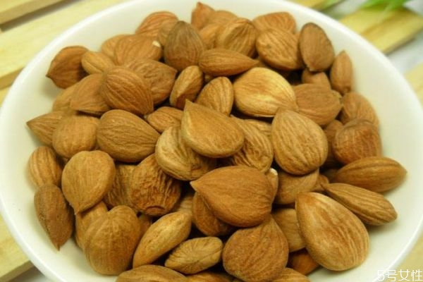苦杏仁应该怎么吃呢(苦杏仁怎样吃)
