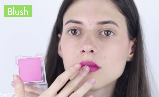 用颜色相近的腮红去除口红的光泽(唇色重用什么颜色口红)