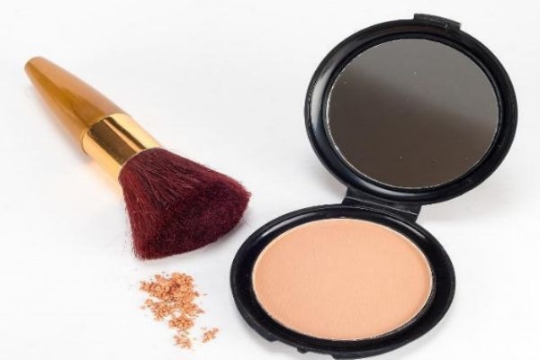 洁面后用冷水冲洗脸部(温水洗脸后用冷水再洗)