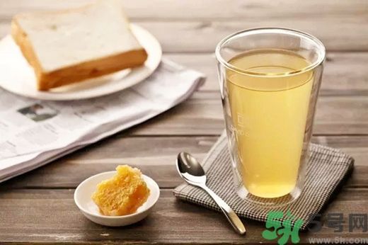 雪花秀润燥精华是肌底液吗(雪花秀润燥精华是肌底液吗)