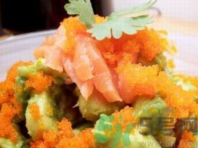 熏鲑鱼牛油果沙拉(熏鸡肉牛油果沙拉)