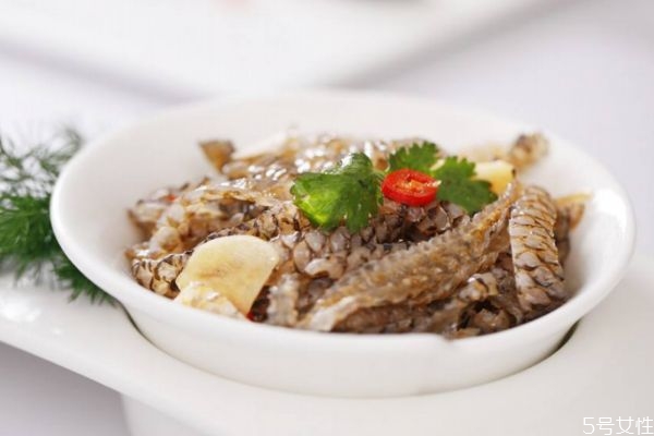 鱼皮可以怎么吃呢(鱼皮可以吃吗)