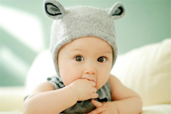 属鼠男孩怎么取名字好(属鼠的男孩取什么名字好?)