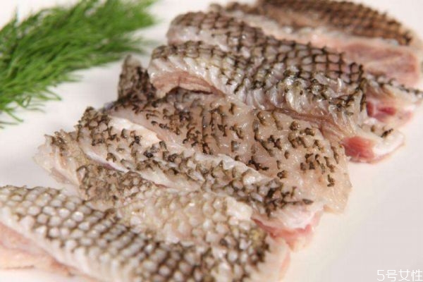 扣完痘痘后有个洞怎么办,粉刺挤出后的小洞怎么办 扣完痘痘后有个洞怎么办,粉刺挤出后的小洞怎么办