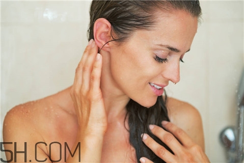 挤完痘痘后红肿怎么办,挤痘痘后如何消除红肿