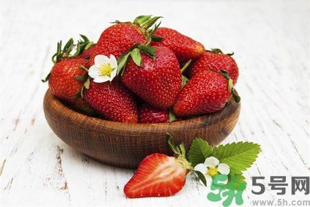 挑选新鲜草莓的方法：(草莓的挑选方法是什么)