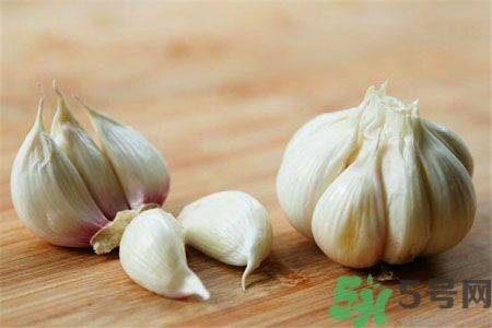 吃完大蒜嘴臭怎么办？(吃完大蒜嘴臭怎么办)