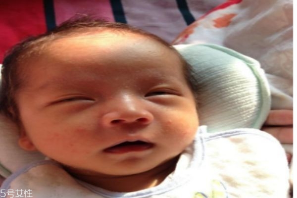 婴儿刚生下来有什么要注意的呢(婴儿刚生出来需要注意什么)