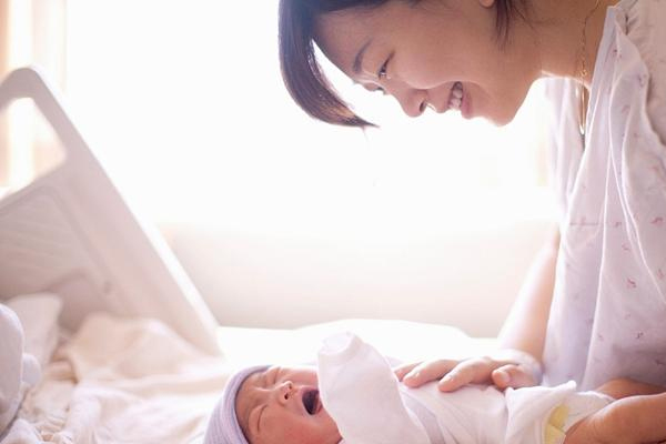 新生儿胀气的表现(新生儿胀气的表现有哪些)