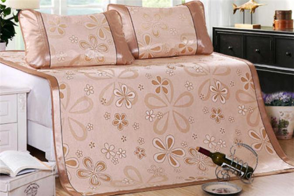 保湿精华液的使用方法(补水保湿精华液的正确使用方法)