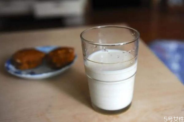 睡前喝牛奶的好处(睡前喝牛奶的好处和坏处)