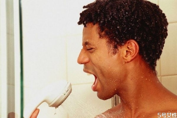 男人冷水洗澡可以壮精吗(洗冷水澡壮阳吗)