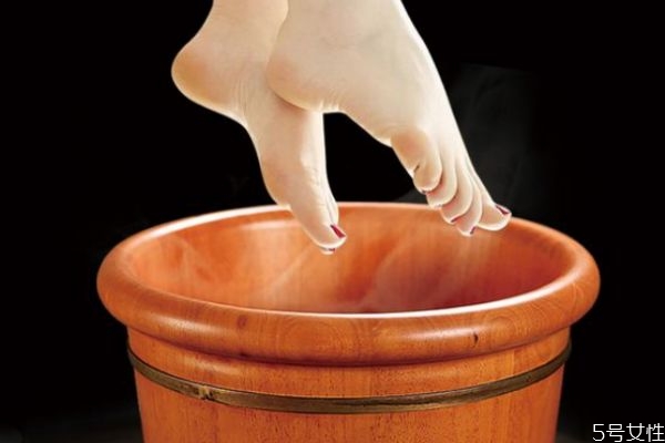 夏天可以泡脚吗(夏天可以泡脚吗?好处和坏处是什么?) 夏天可以泡脚吗(夏天可以泡脚吗?好处和坏处是什么?)