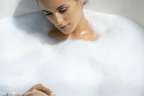 泡澡一次多久好呢(泡澡多久一次比较好)