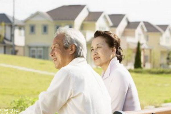 老年人吃什么钙片补钙效果好(老年人吃哪种钙片吸收效果最好)