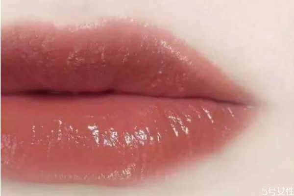 洁面慕斯和洗面奶的区别(慕斯洁面和洗面奶差别)