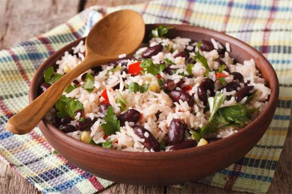 糯米饭的营养价值(糯米饭的营养价值和功效)