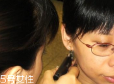 医院和美容美甲店打耳洞有什么区别(打耳洞去医院还是美容院哪个好)