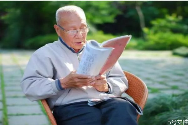 食用菠菜等绿色蔬菜可预防老年痴呆(什么病人不能吃)